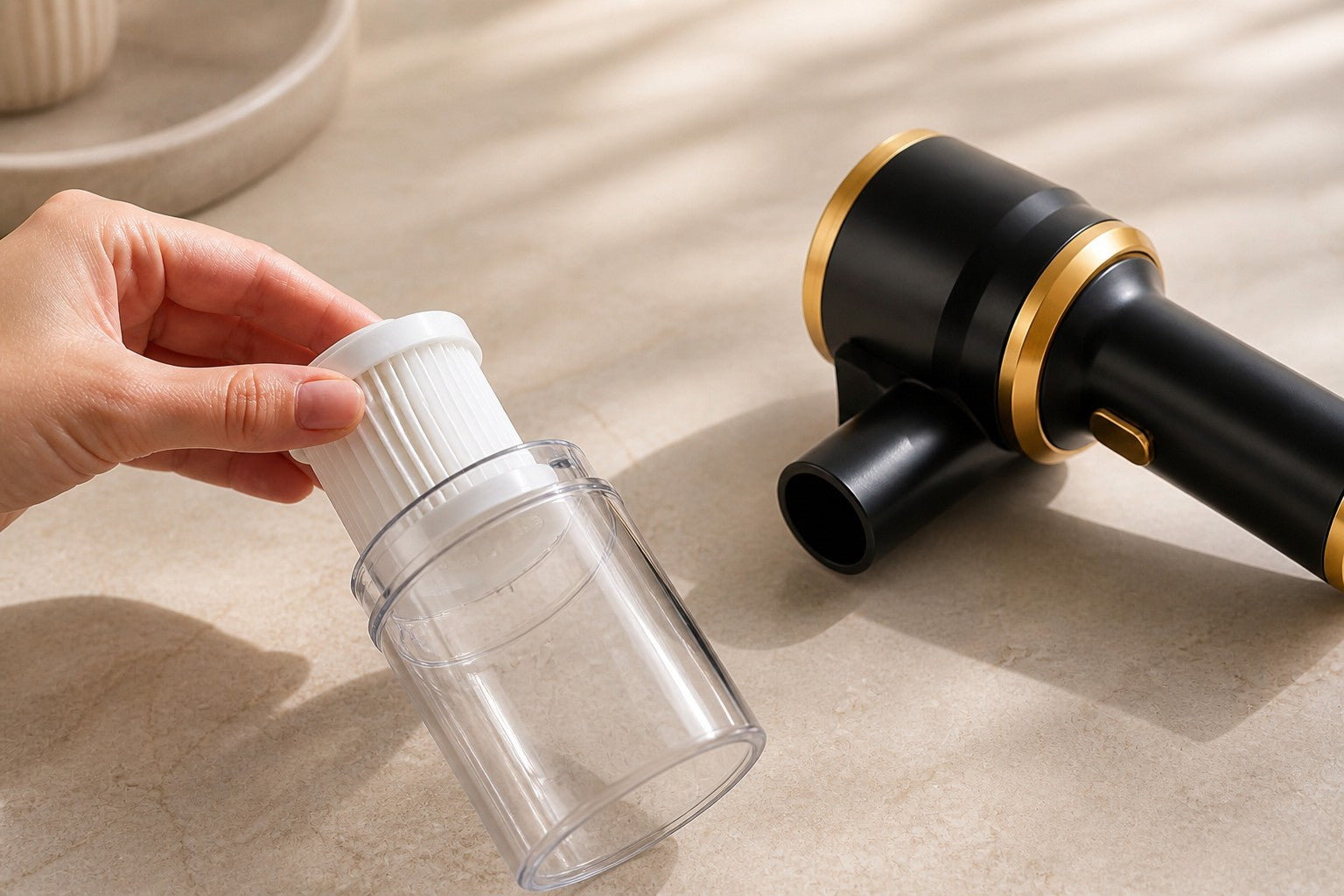 Geöffneter transparenter Staubbehälter mit sichtbarem HEPA-Filter